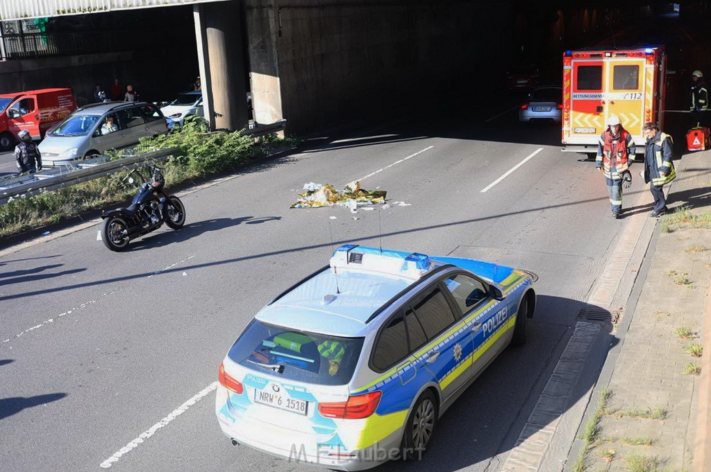 Einsatz BF Koeln Christoph 3 auf der A 57 Rich Neuss P26.jpg